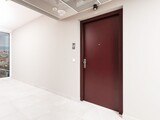 Die weinroten Wohnungstüren passen zum Fassaden-Design.