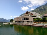 Das Badehaus ist dem Hotel vorgelagert.