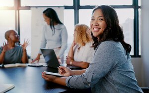 Diversität am Arbeitsplatz: Vier Frauen sitzen in einer Besprechung