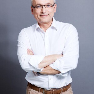 © Werner Linhart Autor Werner Linhart ist Sachverständiger und Dachdecker- und Spenglermeister.