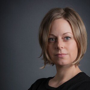 Portrait: Birgit Tegtbauer ist seit über 20 Jahren als freie Journalistin tätig und hat sich auf die Bereiche Bau, Architektur und Wirtschaft spezialisiert. Seit 1998 leitet sie im Auftrag des Österreichischen Wirtschaftsverlags die Zeitschriften DACH WAND und GLAS als Chefredakteurin.
© Wirtschaftsverlag Portrait: Birgit Tegtbauer ist seit über 20 Jahren als freie Journalistin tätig und hat sich auf die Bereiche Bau, Architektur und Wirtschaft spezialisiert. Seit 1998 leitet sie im Auftrag des Österreichischen Wirtschaftsverlags die Zeitschriften DACH WAND und GLAS als Chefredakteurin.