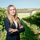 © Weinkellerei Lenz Moser Blonde Frau steht vor Weingut.