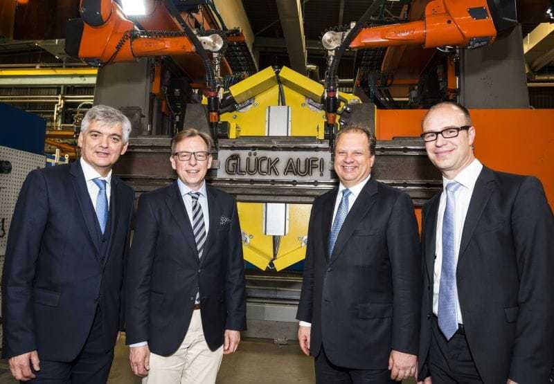 Prominente Teilnehmer des Festaktes zur Einweihung der Schweißroboteranlage bei Siemens in Graz: Christian Buchmann, steirischer Landesrat für Wirtschaft, Europa und Kultur, Markus Grob, Vorstand Cloos Schweißtechnik, Arnulf Wolfram, Leiter Mobility, Siemens AG Österreich und Thomas Graetz, Leiter des Mobility Standortes Graz.