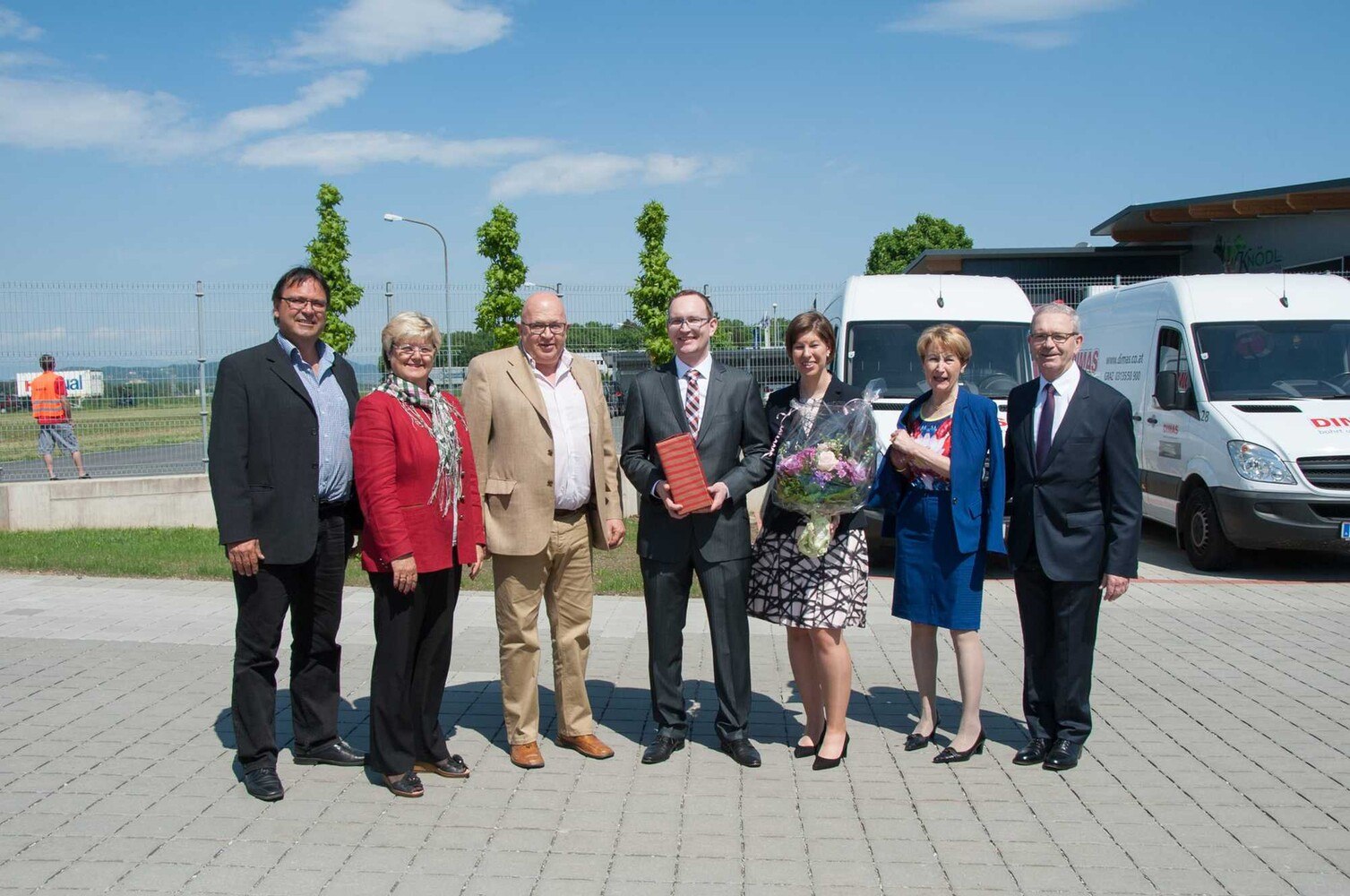 Familie Lahofer mit Vertretern der Gemeinde Kalsdorf kurz vor der Eröffnungsfeier.