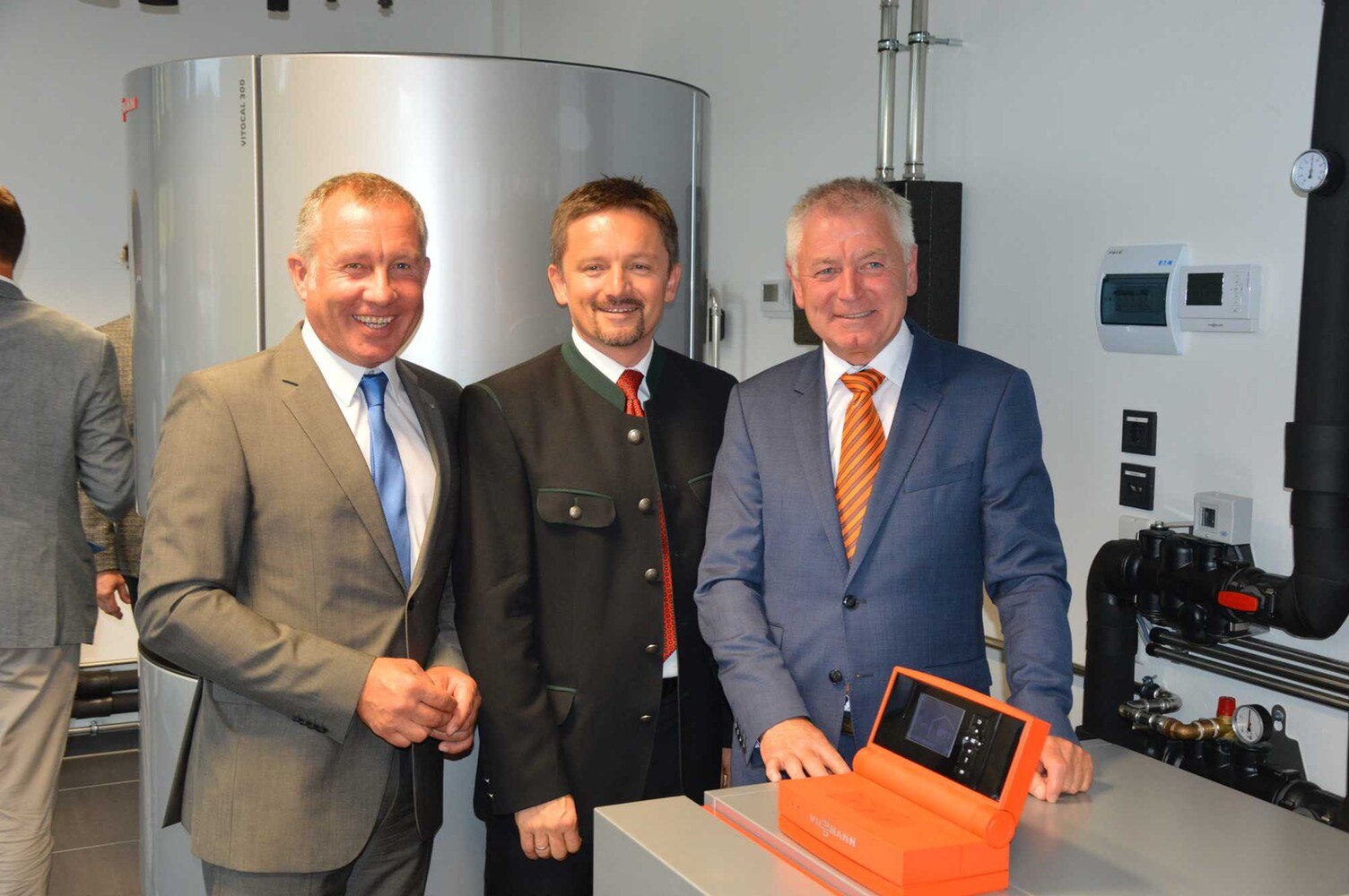 (v.l.n.r.) Viessmann-Österreich GF Ing. Peter Huber, Installateur-Landesinnungsmeister Ing. Anton Berger und Niederlassungleiter Hubert Kohlbacher