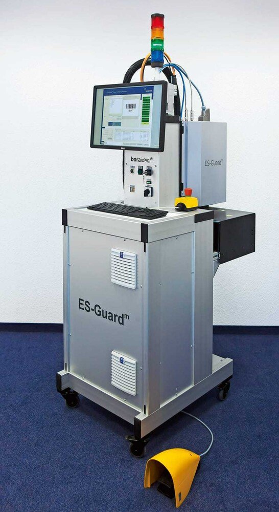 © Fraunhofer-Institut Mit dem mobilen ES-Guard der boraident GmbH lassen sich per Laser zerstörungsfreie Markierungen auf der Oberfläche von Flachglas herstellen. Die Maschine ist für den Einsatz am Einlauf-Beladetisch eines ESG-Ofens konzipiert.
