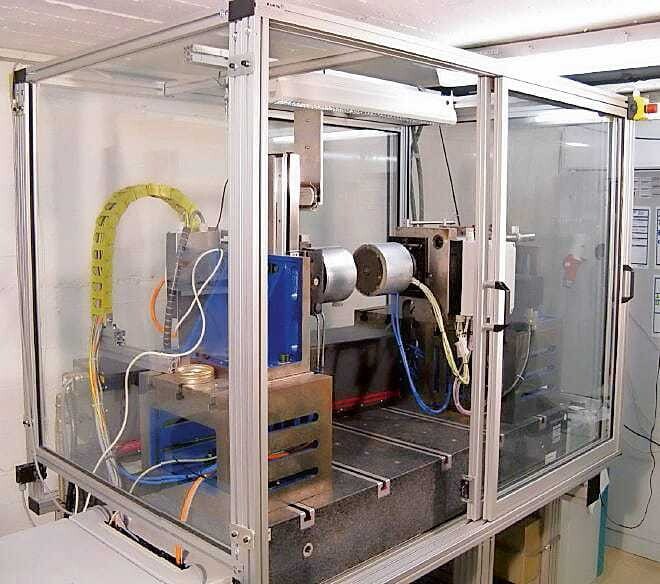 © Fraunhofer-Institut Das Foto zeigt den Versuchsaufbau des Fraunhofer-Instituts für Werkstoffmechanik zur Lasererwärmung von Glas für das nicht-isotherme Heißprägen.