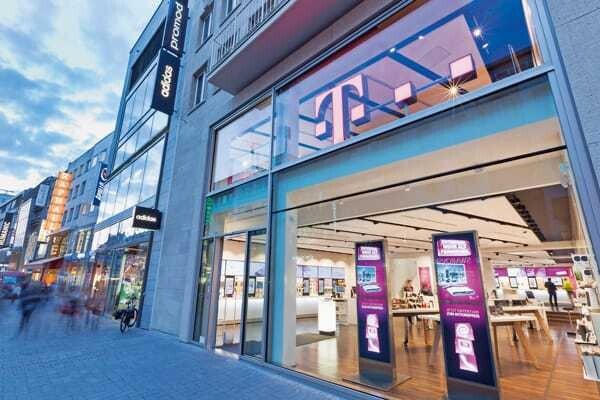 Das auf drei Seiten entspiegelte Zweifach-Isolierglas „SGG Vision-Lite“ erlaubt einen nahezu reflexionsfreien Blick tief ins Innere des Telekom Flagshipstores  Köln (D).