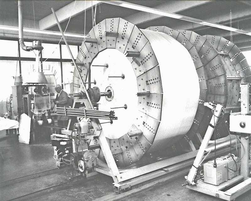 © Krischerfotografie Hohlfasern aus Polyestergranulat werden zu Platten gepresst und in den Zwischenraum von Isoliergläsern eingelegt – das erste Produkt geht in Produktion.