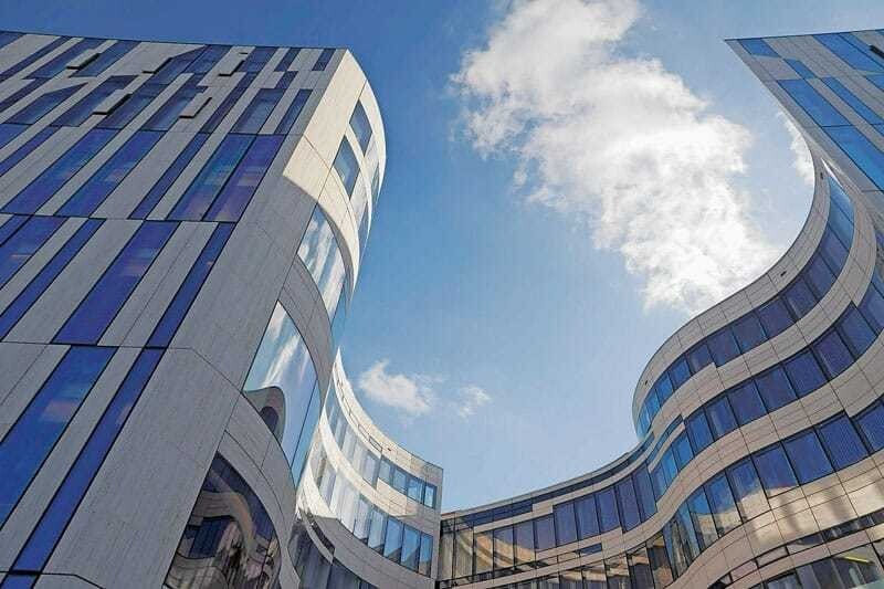 © Krischerfotografie Die Kö-Bogen von Daniel Libeskind. „Okasolar” fügt sich harmonisch in die Gebäudehülle ein.