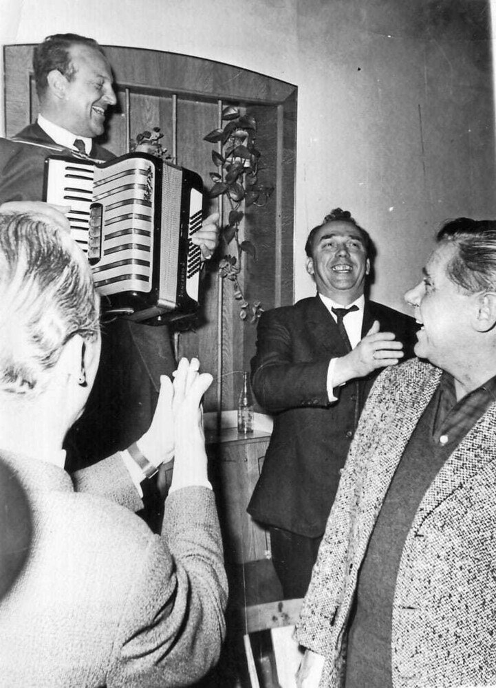 Der erste gemeinsame Auftritt der „kitt-brothers“ fand im Jahr 1967, am spontan einberufenen ­Wiener Glaserstammtisch in Napplach statt.
