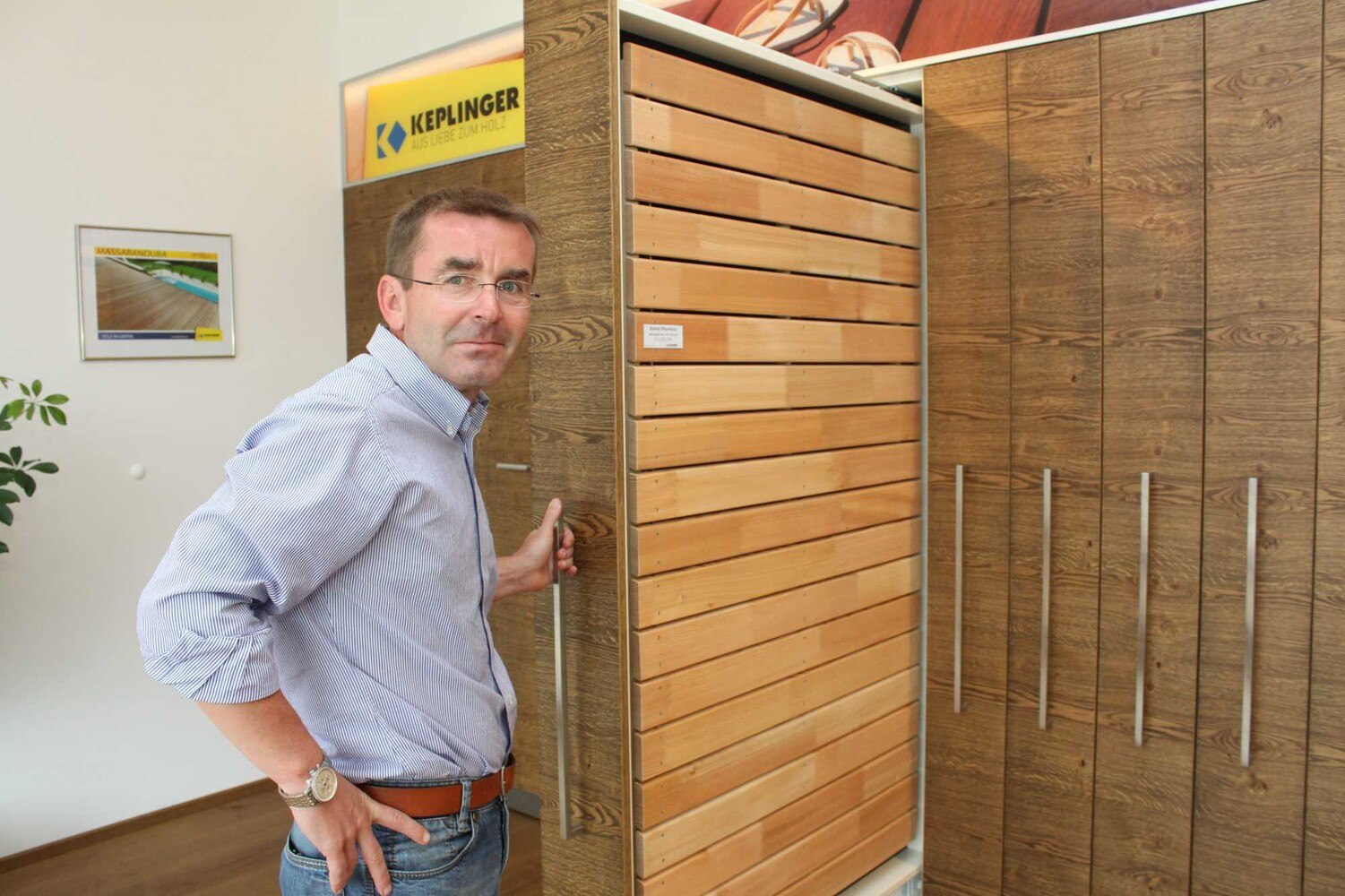 © Thomas Prlic Geschäftsführer Josef Buczkowski im neuen Terrassenstudio: Auf großen Auszügen werden hier auch Holzfassaden-Varianten gezeigt.