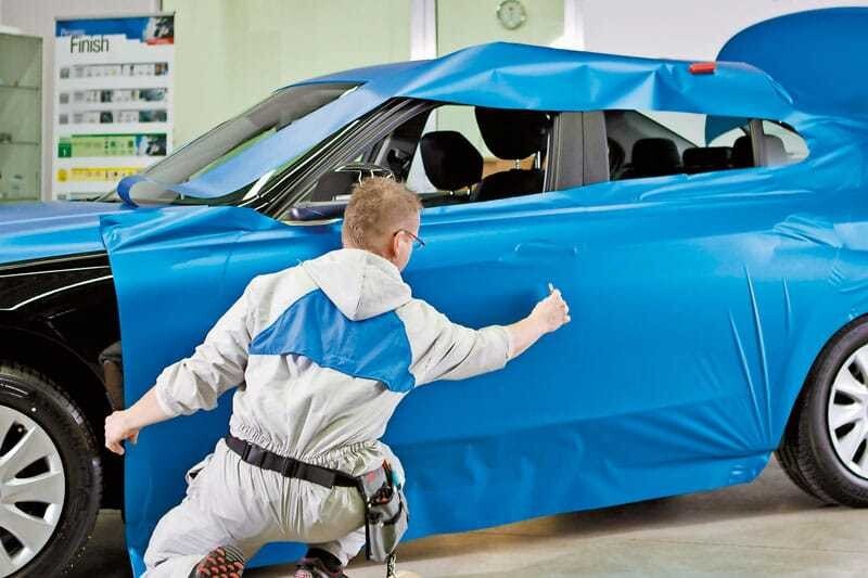 © Beigestellt Der Kniff mit der Folie ist nicht so einfach, wie es aussieht. Folienhersteller bietet praxisbezogene Car-Wrapping-Schulungen für Anfänger und Profis an.