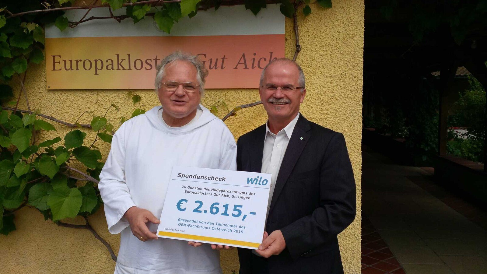 Pater Johannes Pausch vom Kloster Gut Aich (links im Bild) und Gerhard Laimer bei der Spendenübergabe