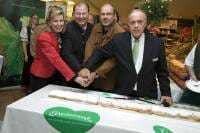 © Steiermark Tourismus / Frommann Der Apfelstrudelanschnitt mit August Schmölzer in Bonn