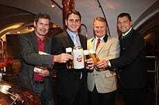 Freuen sich über die Auszeichnung „Bierwirt des Jahres 2009“ (v.l.): Klaus Egle, Herausgeber des Wirtshausführers „Wo isst Österreich“, Eduard Peregi vom „Quell“ im 15. Bezirk in Wien, Stiegl-Eigentümer Dr. Heinrich Dieter Kiener und Stiegl-Geschäftsführer Robert Schraml.