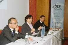 Hanno Kirsch (Air Plus), abta-Präsidentin Christine Hafner und Andreas Sturmlechner (Europäische Reiseversicherung)