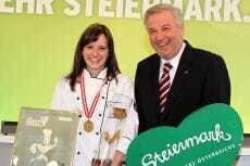 LH-Vize Hermann Schützenhöfer gratuliert Koch-Lehrling Angelika Edelsbrunner zu ihrem Sieg beim 46. Bundeslehrlingswettbewerb