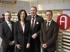 © Arcotel Dr. Des O´Mahony (CEO & Gründer Bookassist), Manfred Mayer (Vorstand Arcotel Hotel AG), Dr. Renate Wimmer (Eigentümerin Arcotel-Gruppe) und Yahya Fetchati (Head of Business & Operations Bookassist)
