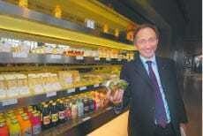 Attila Dogudan vor der Kühlvitrine von „Henry“, sein Bistro-Konzept, das 2006 in der BMW-Welt ins Rennen ging