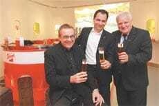 Gerald Kiska (l.) schuf auf kleinem Raum eine Flughafen-Erlebniswelt, in der sich alles um Stiegl dreht. Im Bild mit Stiegl-Marketingleiter Torsten Pedit (2. v. l.) und Flughafen-Boss Karl Bohl (r.)