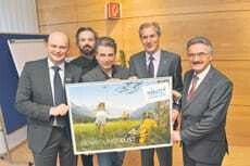 © Kärnten Werbun V. l. n. r.: Kärntens oberster Werber Christian Kresse, die ausführenden Werber Gantner und Enzi, der für den Tourismus zuständige Landesrat Josef Martinz und der Kärntner Obmann der Sparte Tourismus, Helmut Hinterleitner, präsentieren das neue Werbekonzept „Kärnten. Lust am Leben“