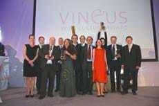 © Herbert Lehmann Vineus Awards 2011 – eine Gala für die Weinkultur: Ruth Havel (havel & petz), Thomas Panholzer (GF C&C Pfeiffer), Adi Bittermann, Hannes Tschemernjak (Alpe Adria Weindepot), Winzerin Birgit Wiederstein, Christian Rainer (CR Profil), Winzer Franz Michael Mayer, Christian Grünwald (CR A la Carte), Sylvia Petz, Sommeliére Ines Hofstadler, Hotelier Reinhold Baumschlager und ÖGZ-CR Dieter Koffer; Vineus-Artikel auf Seite 11