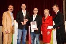 KommR Ing. Josef Bitzinger (Obmann der Sparte Tourismus und Freizeitwirtschaft, Wirtschaftskammer Wien), Gewinner „Goldener Schani 2011“ in der Kategorie „Traditioneller Schanigarten“ Stefan Draxler (Patara - Fine Thai Cuisine) mit Begleiter, KommR Brigitte Jank (Präsidentin Wirtschaftskammer Wien), Goldener Schani