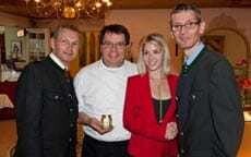 © Hotel BEST OF Seefeld – Seespitz.Zeit Seespitz 10: BEST OF Seefeld Seespitz.Zeit Hotelier Oliver Scheiber, Honigprinzessin Lisa Griesser, Küchenchef Hans-Peter Braunhofer, Hotel-Manager Hubert Wimmer (v.l.n.r.).