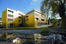 Nomen est omen: In der Messingfassade des „Hotel am See Hard“ spiegelt sich der Bodensee
