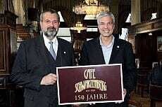 Feiern das Jubiläum: Herbert Fuchs (Geschäftsführer Gourmetgroup) und Alfred Altenburger (Betriebsleiter Cafe Schwarzenberg)
