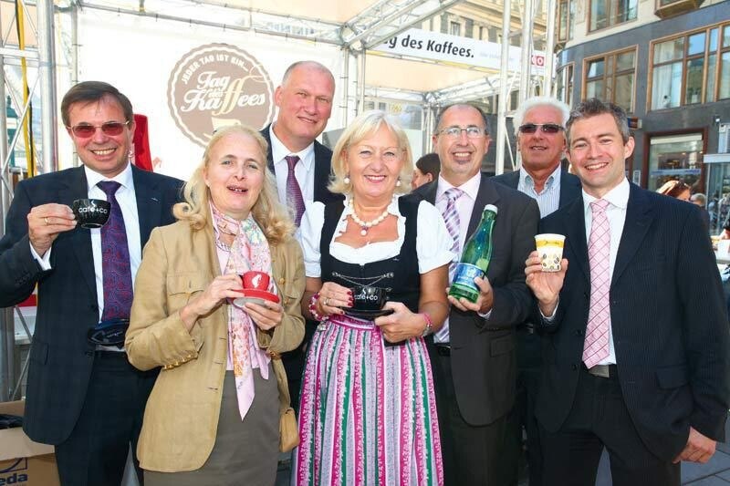 FG Obmann Berndt Querfeld, café+co CEO Gerald Steger, Jeanette Skrbensky-Meinl, Thomas Meinl und FG Obmann Stellvertreter Günter Ferstl  luden anlässlich des Tag des Kaffees in die Open Air-Kaffeebar am Graben