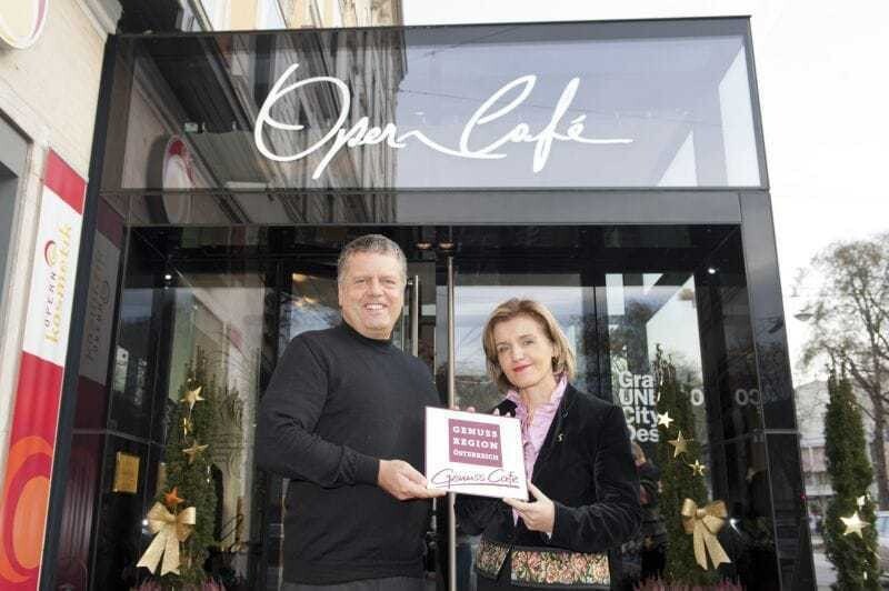 Erste GenussCafé-Tafel: Operncafé Graz-Inhaber Günter Ganster und Genuss Region Österreich-Obfrau Margareta Reichsthaler