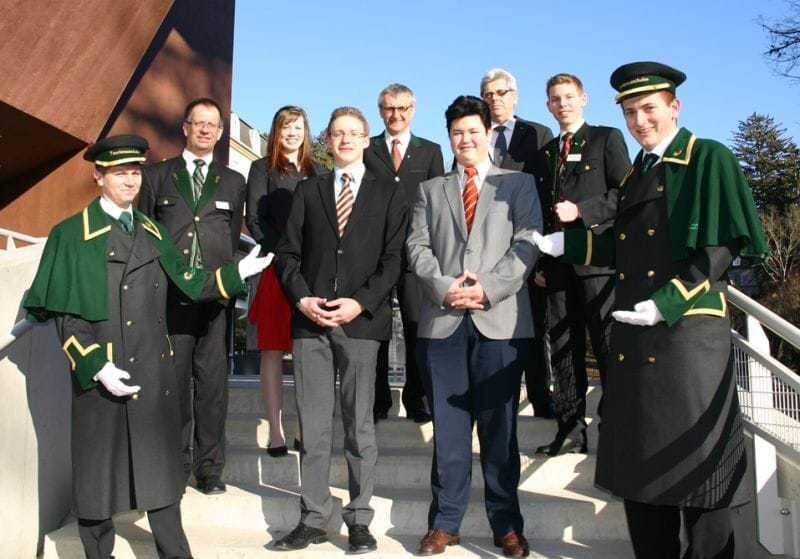Die Schüler Philipp Weinkogl und Peter Schmidt (Bildmitte) nahmen am internationalen Les Clefs d`Or Kongress in London teil. Links im Bild: FOL Dipl.-Päd. Alois Schöllauf, hinten Mitte: Schulleiter Wolfgang Haas und Helmut Schöffl (Les Clefs d `Or Austria