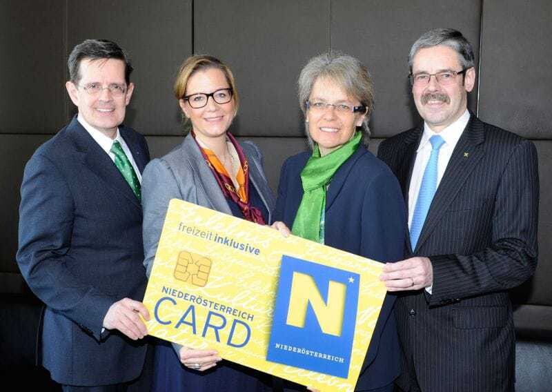 Bei der Präsentation: (v. l. n. r.) Prof. Christoph Madl, MAS (Niederösterreich-Werbung Geschäftsführer), Mag. Marion Boda (Geschäftsführerin der Niederösterreich-CARD), Tourismuslandesrätin Dr. Petra Bohuslav, Mag. Erwin Hameseder (Generaldirektor der Raiffeisen-Holding Niederösterreich-Wien).