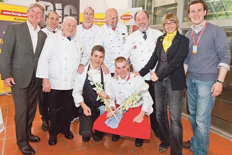 Paul Göschl und Lukas Horak freuen sich über ihren Sieg. Es gratulieren Herbert (l.) und Alexander Kiennast (r.), die Jury-Mitglieder Patrick Frauenhoffer, Christian Deniflée, Wolfgang Bauer, Helmut Deutsch und Roman Keller sowie Natascha Topf von Eurogast
