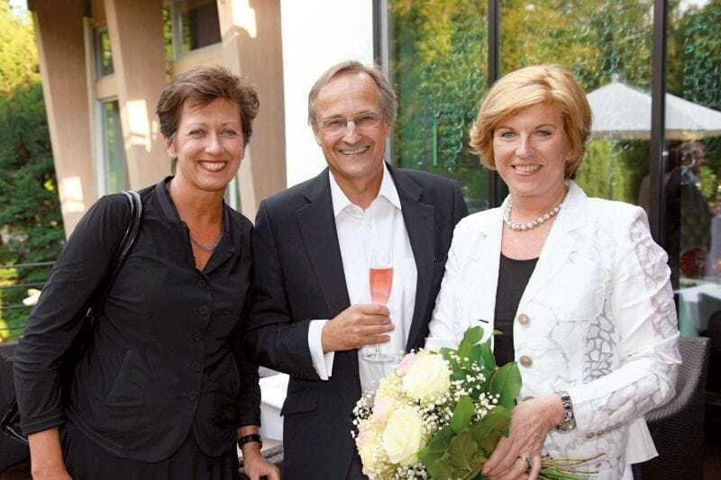 Freude über den Design-Relaunch: (v. l. n. r.) Mag. Monika Kircher (Vorstandsvorsitzende der Infineon Technologies Austria AG), DI Oskar Seidler (Geschäftsführer ThermenResort Warmbad-Villach), Mag. Susanna Mayerhofer (Geschäftsführerin ThermenResort Warmbad-Villach)