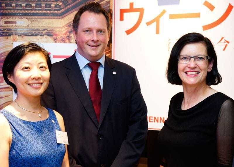 Übergabe der Büroleitung am 10. September 2012 (v. l. n. r.): Akiko Fukuda (Mitarbeiterin des Wien-Büros in Tokio), Mag. Norbert Lerch (neuer General Manager des Wien-Büros Tokio) und Mag. Gudrun Engl (Leiterin des Markt- und Medienmanagements im WienTousimus)