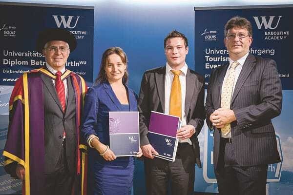 © WU/Vienna O. Univ.-Prof. Bodo B. Schlegelmilch, Dekan der WU Executive Academy (l.), und Ass.-Prof. Dr. Dieter Scharitzer, Lehrgangsleiter Universitätslehrgang Tourismus- & Eventmanagement, mit den beiden ÖGZ-Stipendiaten Natascha Pfeiler und Georg Tösch anlässlich der Graduierungsfeier