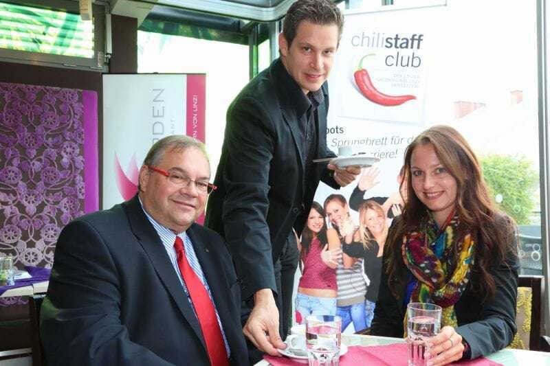 Begeisterte Gäste der hotspots Betriebe: Nicole Hüttner und Gerald Gutmayer (Sparkasse OÖ) genießen den Lunch-Snack, serviert von Ralph Ramsebner, Juniorchef des Skygarden Linz