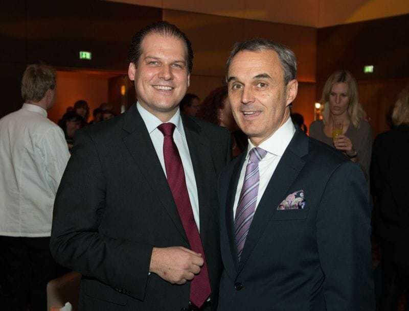 Bei der Hofübergabe: Markus Hussler, neuer Generaldirektor des Hilton Danube Vienna, und Country General Manager Hilton Austria Norbert Lessing