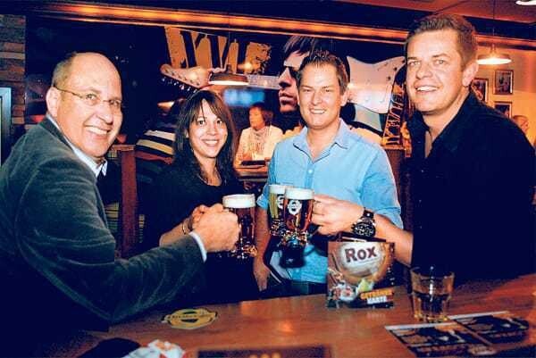 Mag. Andreas Hüttner (BGF Veranstalterverband Österreich) mit Sissi Milde (Betriebsleiterin Rox Wien), Markus Käfer (Gesellschafter Rox Wien) und Andreas Leitner (Gesellschafter Rox Wien und Linz)