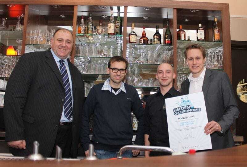 Bei der Übergabe der Urkunde: Miroslav Ljubic und Chistian Hoch von Orderman mit Manuel Lipke