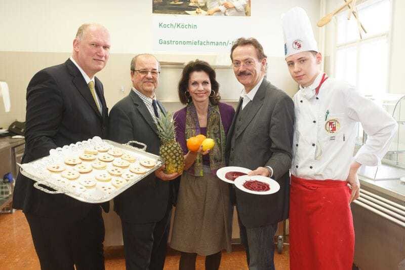Bei der Präsentation: (v. l. n. r.) Berndt Querfeld (Fachgruppenobmann Kaffeehäuser), Wilhelm Turecek (Fachgruppenobmann Gastronomie), Andrea Feldbacher (Fachgruppenobmann-Stv. Hotellerie), Josef Bitzinger (Spartenobmann Tourismus und Freizeitwirtschaft) und Schüler der Gastgewerbefachschule am Judenplatz