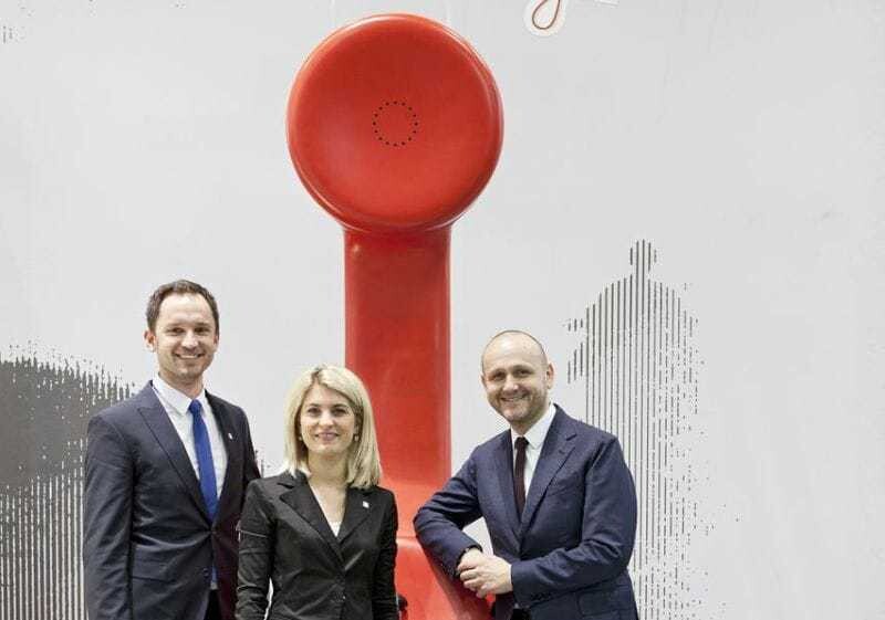 Direkter Draht nach Wien inklusive Gewinn-Chance beim roten Telefon auf der ITB (v. r.): Tourismusdirektor Norbert Kettner mit dem Deutschland-Team, Marktmanagerin Katharina Kozak und Medienmanager Nikolaus Gräser