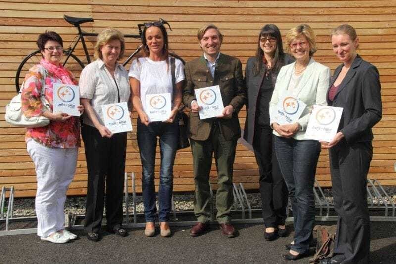 Bei der Gütesiegel-Vergabe: (v. l. n. r.) Petra Franzl (Genusswirt Franzl), Ingrid Reinberger (Landgasthof Reinberger), Brigitte Punz-Bertl (Hotel Goldener Löwe), Peter Kroneis (Hotel Drei Hasen), Doris Mitterböck (Mostviertel Tourismus), Dr. Sylvia Gleitsmann, (Niederösterreich Werbung) und Mag. Brigitte Svejcar (Cityhotel D&C