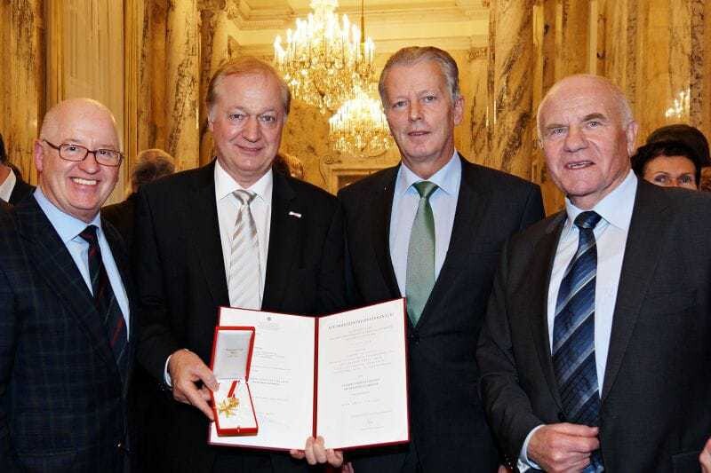 Bei der Ehrung: Johann Haberl und Wirtschaftsminister Reinhold Mitterlehner