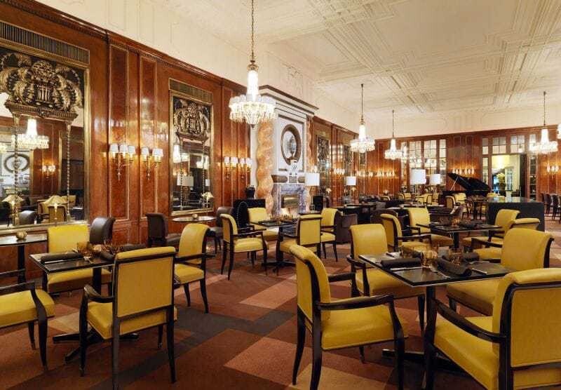 Nicht nur die originale Stuckdecke wurde in der Bristol Lounge freigelegt, auch die ursprünglichen Kristallluster kamen wieder an ihre früheren Plätze