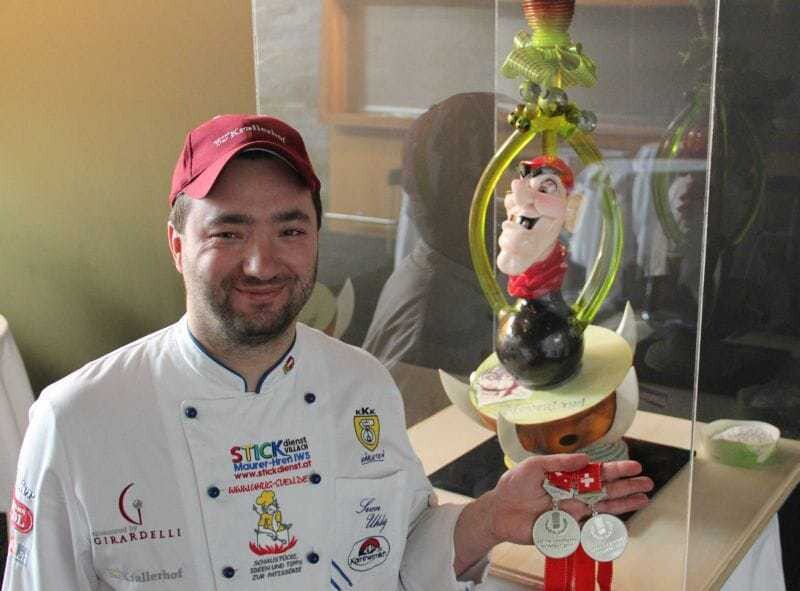 Sven Uhlig mit seinen zwei Silbermedaillen und dem Schaustück "Neverland Comicfigur"