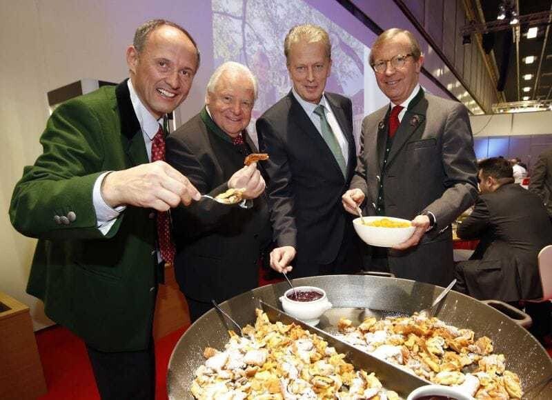 Bei der Eröffnung des Österreich Cafés auf der ITB (v. l. n. r.): SLTG-Geschäftsführer Leo Bauernberger, Jahrhundertkoch Eckart Witzigmann, Tourismusminister Reinhold Mitterlehner und Salzburgs Landeshauptmann Wilfried Haslauer.